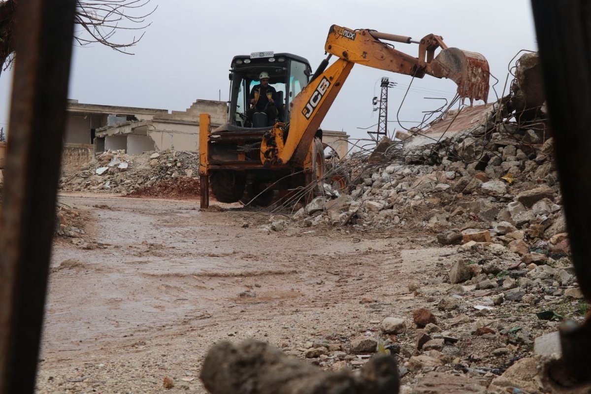 SuriyeSivilSav's tweet photo. #Halep'in batısındaki Kafr Navan köyündeki altyapı, son saldırı sırasında kasabanın rejim ve Rusya tarafından sistematik olarak bombalanması sonucu ağır hasar gördü.

#Beyaz_Baretliler ekiplerimiz, sivillerin geri dönmesine yardımcı olmak için mevcut imkanlar dahilinde çalışıyor. https://t.co/cKQxTW5XR8