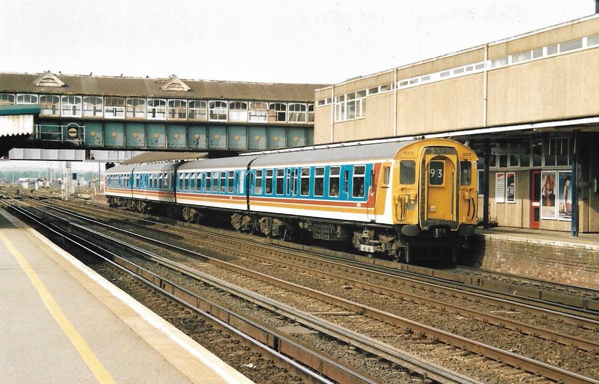 SalopianLyne's tweet photo. Eastleigh Station 25th May 2001
British Rail Class 411 4-CEP 4-car EMU set 1553 stands under the footbridge looking smart in South West Trains livery. Hard to believe these units were over forty years old at the time!
#BritishRail #Class411 #EMU #4CEP #Eastleigh #trainspotting π€ https://t.co/RjoFBKrY27