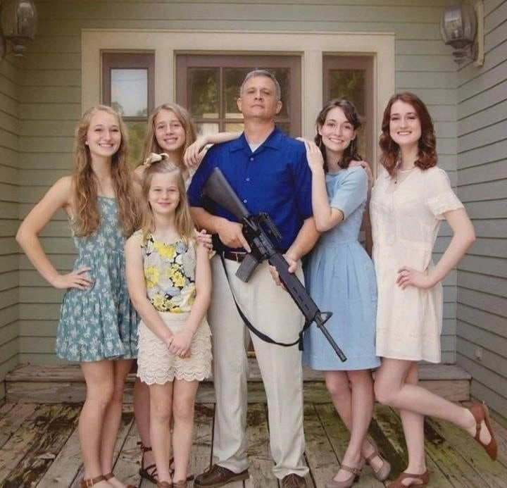 неудачные семейные фото. семья в отеле. My bad family. как испортить семейное фото как. семья картинки.