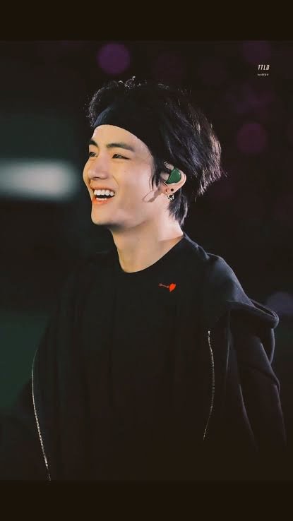 SUSHMA2020's tweet photo. Happy birthday 🎂 to the person who made me smile,  believe in myself, fall in love with myself, gave me the confidence to cheer myself up. On this occasion of ur birthday, I want to thank you from the bottom of my  heart ♥. #HappyBirthdayTaehyung #vday #HappyTaehyungDay #BTSV https://t.co/atjDPXhr09