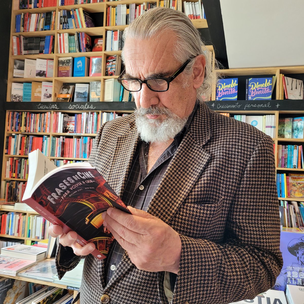 Estas fechas se viven mucho mejor junto a buenos libros y más aún si son de cine. Acaba de salir a la venta Frases de Cine. En sus páginas encontrarás diálogos del cine de diversos géneros y regiones, frases que ya no pertenecen a una película, sino que son patrimonio de todas/os