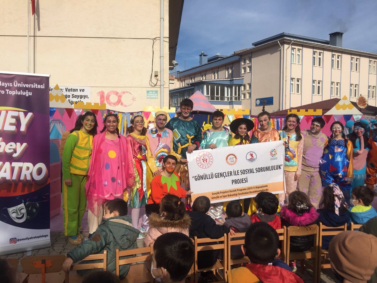 GSorumluluk's tweet photo. Gençlik ve Spor Bakanlığı tarafından desteklenen Gönüllü Gençler ile Sosyal Sorumluluk Projesi kapsamında bugün Salıpazarı Bereket İlkokulu,ortaokulu, Gökçeli İlkokulu,Ortaokulu öğrencilerine çocuk tiyatro oyunu sergilendi.  @belgin_bal https://t.co/S1dritRzYX