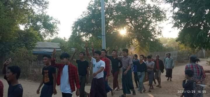 2021Revtweets's tweet photo. Mass crowd of Myaing's people appeared this evening to protest against the Military dictatorship.
#HelpMyanmarIDPs #Dec29Coup
#WhatsHappeningInMyanmar https://t.co/Prj0amNx9v