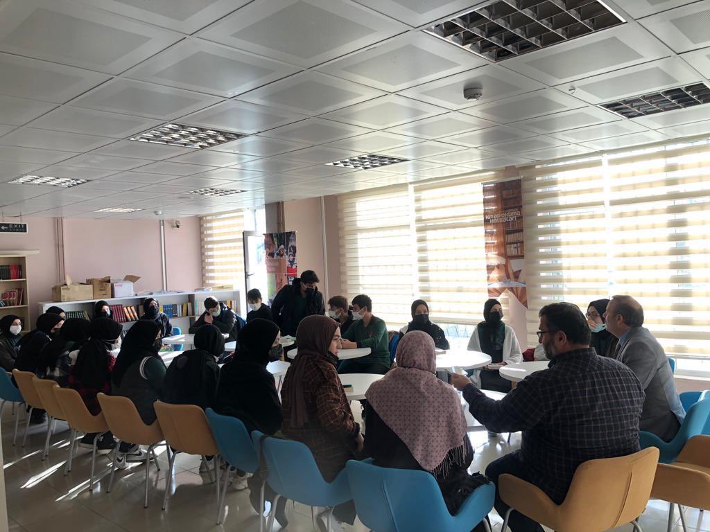 2021 yılının son Kitap Okuma Halkları Kritiğini Gençlik Hizmetleri Şube Müdürümüz Adnan Köseoğlu’nun katılımlarıyla yaptık. Gençler hem okuyor hemde kritiğini yapıyor. 

#KitapOkumaHalkaları
#GSBGM