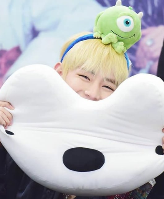 V__sel's tweet photo. Happy Birthday Taehyungie!!
I wish you all the happiness you deserve!! 
Keep shining! ☀️💜
Borahae my precious!! 
#HappyBirthdayTaehyung #MillionReasonsToLoveTae #HappyTaehyungDay #Taehyungbirthday @BTS_twt https://t.co/EAXKIXsq1M