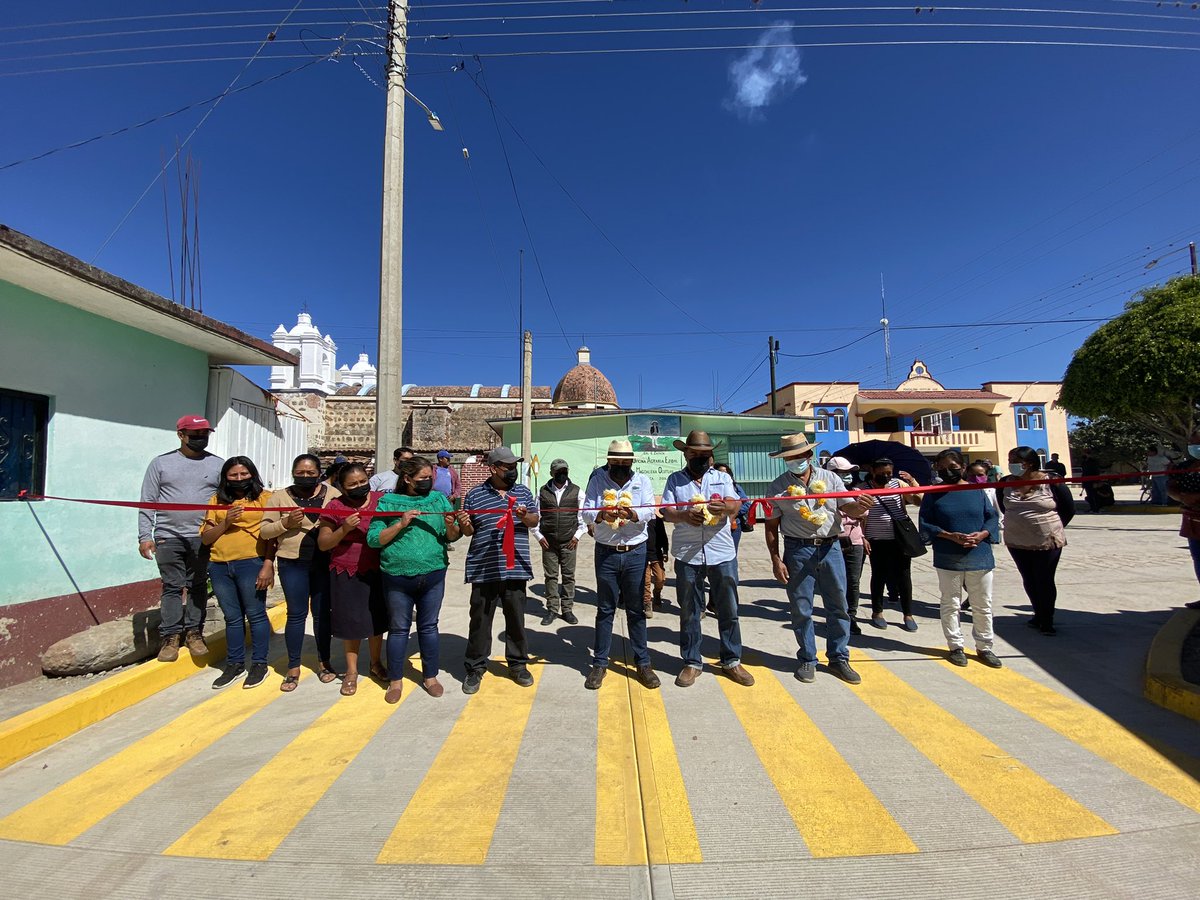afodepoac's tweet photo. Desde que comenzamos a trabajar en Magdalena Ocotlán, hemos respondido a las necesidades de nuestra gente, por eso junto con Pedro Máximo Aquino, el Presidente Municipal, inauguramos la pavimentación con concreto hidráulico de la 1ª de Emiliano Zapata y Prol de Benito Juárez. https://t.co/oBKfMWneEU