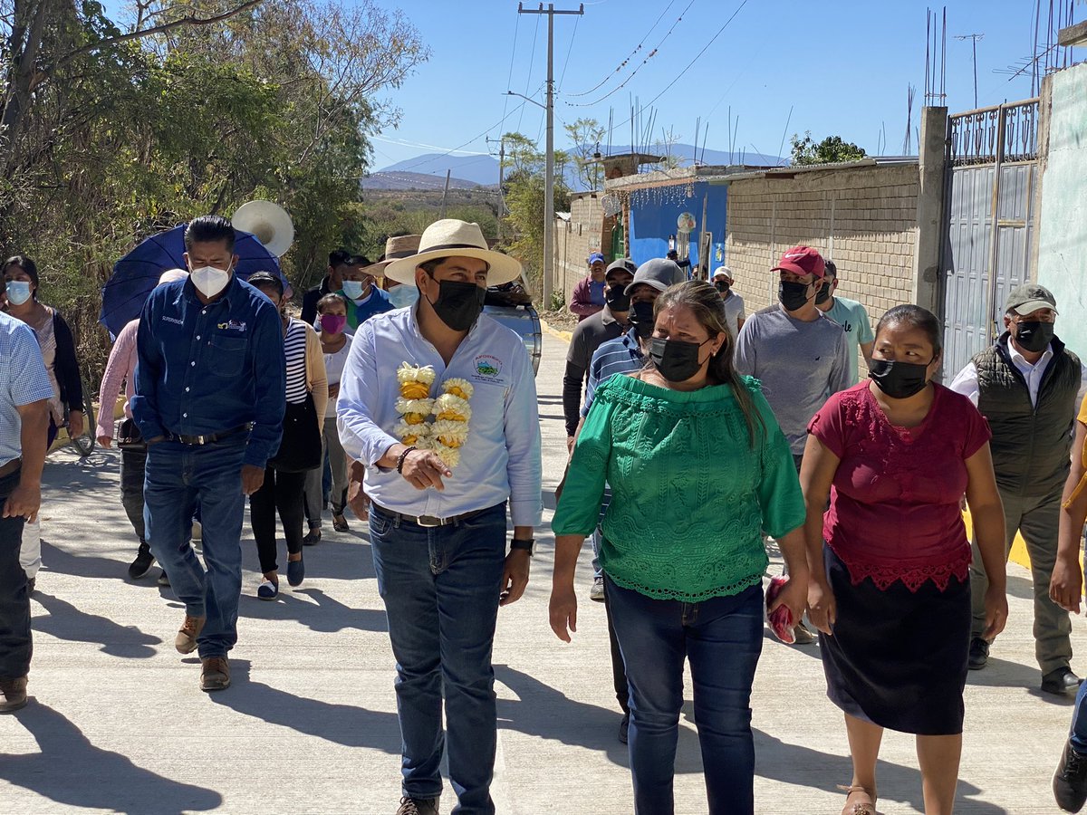 afodepoac's tweet photo. Desde que comenzamos a trabajar en Magdalena Ocotlán, hemos respondido a las necesidades de nuestra gente, por eso junto con Pedro Máximo Aquino, el Presidente Municipal, inauguramos la pavimentación con concreto hidráulico de la 1ª de Emiliano Zapata y Prol de Benito Juárez. https://t.co/oBKfMWneEU