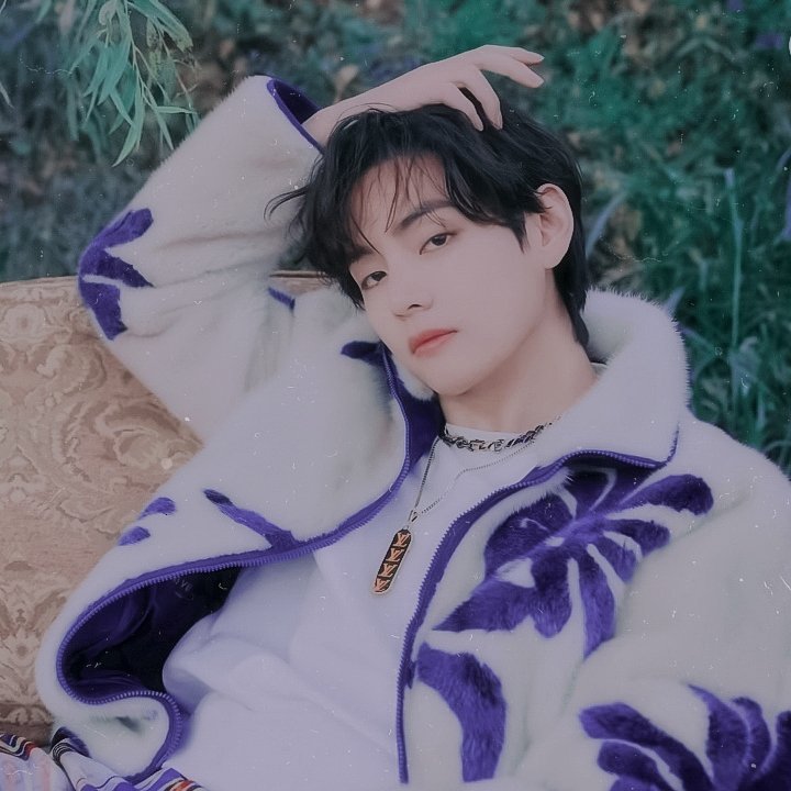 SHA0293's tweet photo. 🐻: "Khi mọi thứ trở nên khó khăn hãy nghỉ chân lại một lúc xem bạn đã tiến được đến đâu, và đừng quên rằng nó sẽ đáng giá nhường nào. Bạn sẽ luôn là bông hoa đẹp đẽ nhất hơn bất cứ ai trên thế giới này"
#HappyBirthdayTaehyung
#WinterMiracleV #HAPPYVDAY https://t.co/amZMsTGRMb