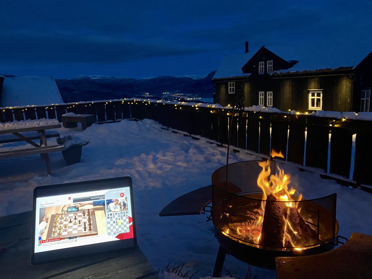 wigum's tweet photo. Snø, frisk luft, levende flammer og levende, pilende og hyperspennende sjakk på NRK. Vinteren er ikke det samme uten Carlsen #nrksjakk https://t.co/QCWZyjEFCP