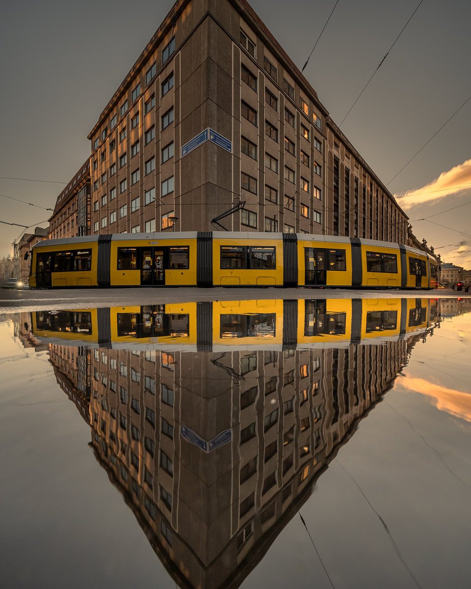 Mulinarius's tweet photo. #Berlin reflection 💛 https://t.co/Hj0v8b8BOH