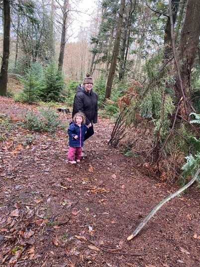 Hells_Bells0506's tweet photo. Lots of outdoor fun, hunting for snowmen this afternoon at @EnglefieldUK #SnowmanFun #SnowmanTrail https://t.co/VS1SDaAD1y