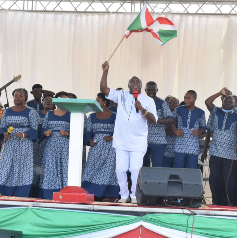 RTNBurundi's tweet photo. #WarakozeMana2021 Des chants de louanges agrémentent l'ambiance au terrain de l'ETS Kamenge avant les prédications de la 3ème journée de la prière nationale d'action de grâce. https://t.co/JgpBSzCP6C