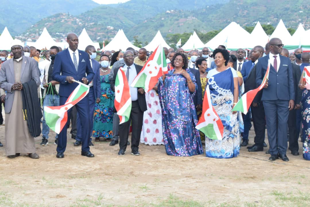 RTNBurundi's tweet photo. #WarakozeMana2021 Des chants de louanges agrémentent l'ambiance au terrain de l'ETS Kamenge avant les prédications de la 3ème journée de la prière nationale d'action de grâce. https://t.co/JgpBSzCP6C