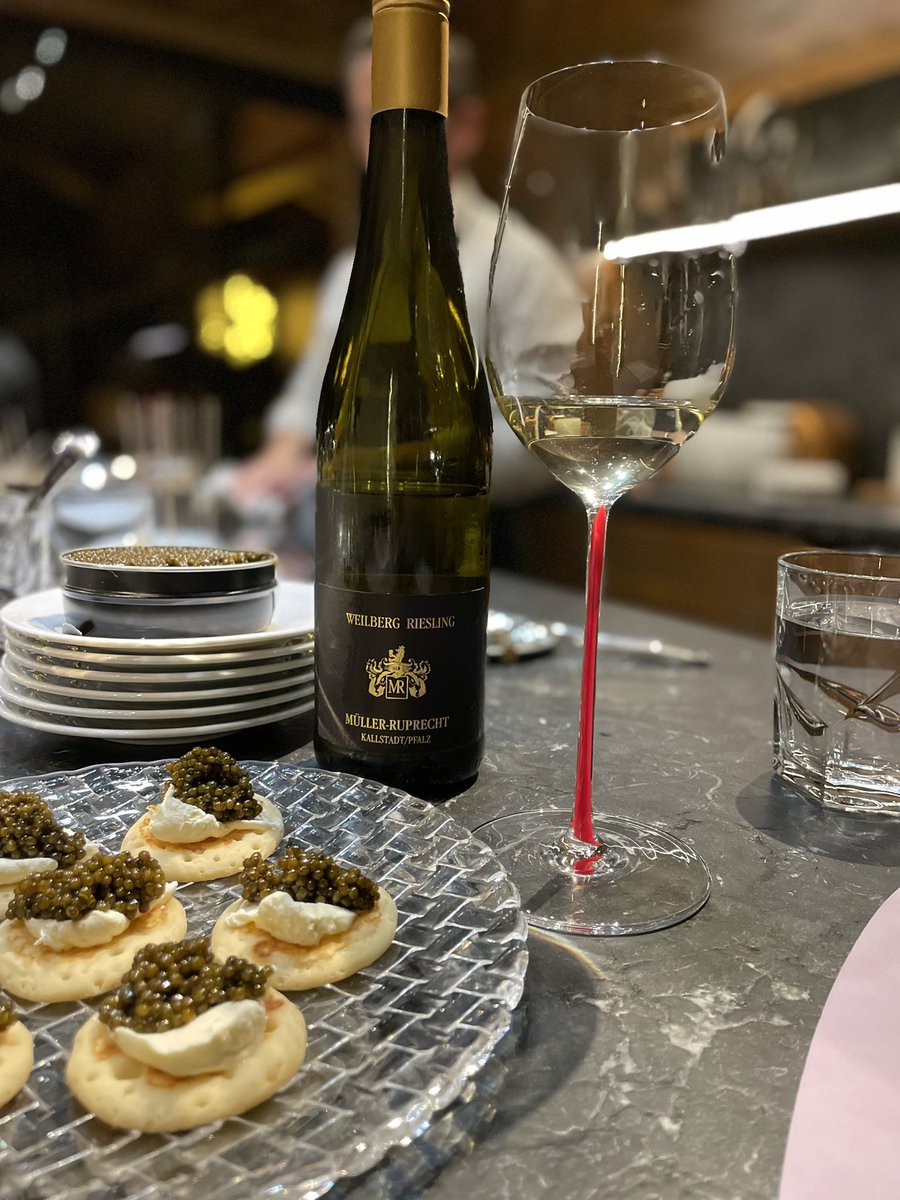 Who says that only vodka and champagne 🍾 match the taste of caviar? Try some Riesling, you’ll love it 😍
