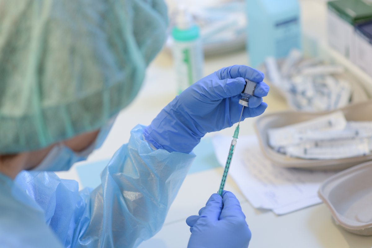 Studie der #CharitéBerlin &amp; <a href="/UKKoeln/">Uniklinik Köln</a> zeigt <a href="/NatureMedicine/">Nature Medicine</a>: #Boostern wirkt gegen #Omikron. Antikörper im Blut 3fach Geimpfter neutralisieren die Virusvariante sehr effizient. #NetzwerkUniversitätsmedizin #COVIM <a href="/Sander_Lab/">Leif Erik Sander🇺🇦</a> <a href="/KurthGroup/">Florian Kurth</a> &amp; Florian Klein researchsquare.com/article/rs-116…