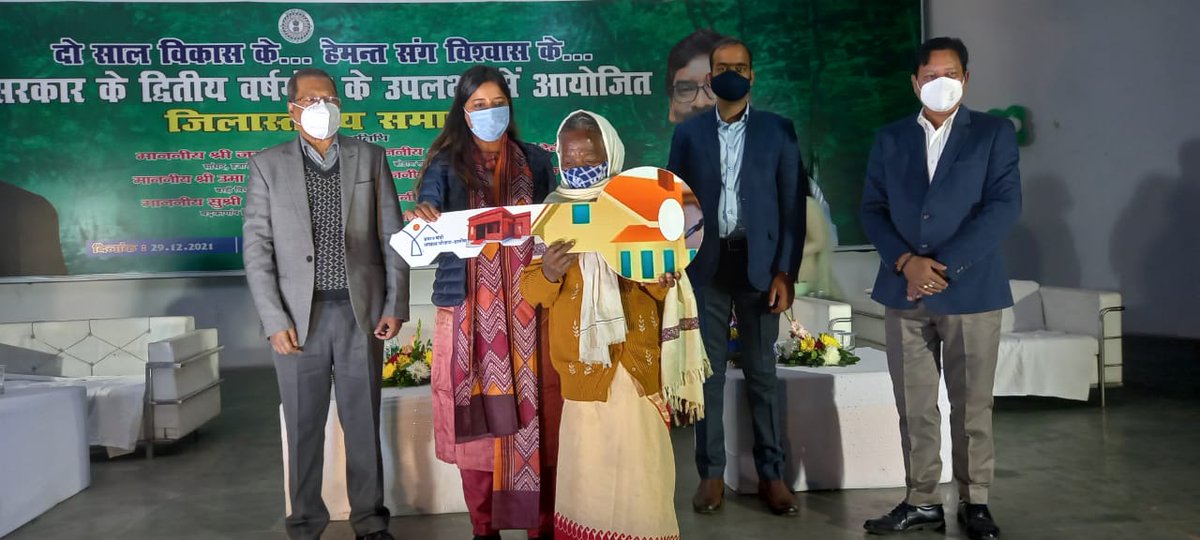 AmbaPrasadINC's tweet photo. 2 साल विकास के, विश्वास के

झारखंड की महागठबंधन सरकार की द्वितीय वर्षगांठ पर हजारीबाग नगर भवन में आयोजित जिला स्तरीय समारोह में बतौर मुख्य अतिथि शामिल होकर लाभुकों के बीच परिसंपत्तियों का वितरण एवं कई योजनाओं का शिलान्यास एवं उद्घाटन किया।

@RahulGandhi @HemantSorenJMM https://t.co/bXZy9FRthn