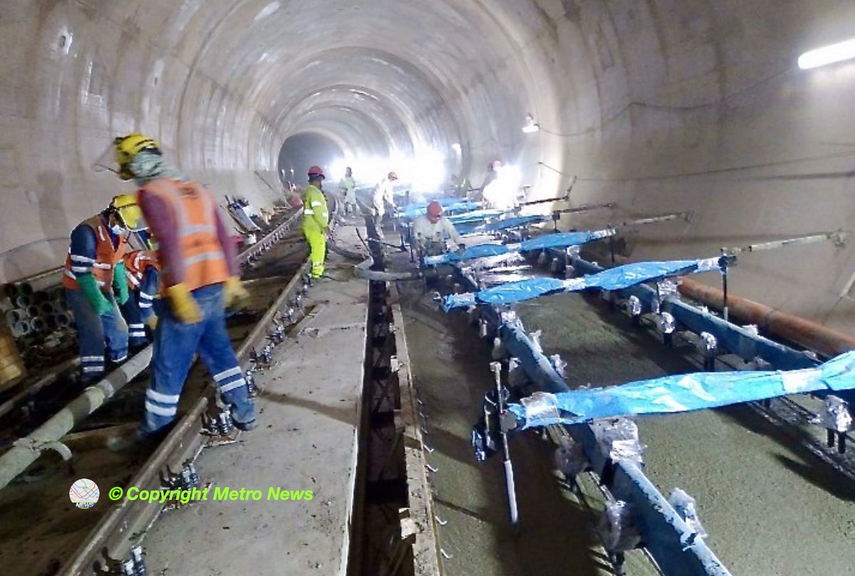 MetroNewsLMC's tweet photo. Trabajos de montaje de rieles y vía en placa en Etapa 1 -B NATM de Linea 2 del Metro de Lima y Callao #MetroNews #Alvac 🇵🇪 🚧 🚇 @ALAMYS2021 @JaimeChincha @mabel_huertas @jdealthaus https://t.co/VPqD0MvSpI
