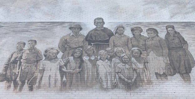 FranciscanVoice's tweet photo. During the Days of Christmas, when we remember the Holy Innocents, we remember a #Conventual #Friar who shepherded Polish refugee children in the years after WWII. A mural was painted in Chicopee MA commemorating his heroic work. To read more:
https://t.co/oUtEVwzmFf https://t.co/bf1zSfQcMA