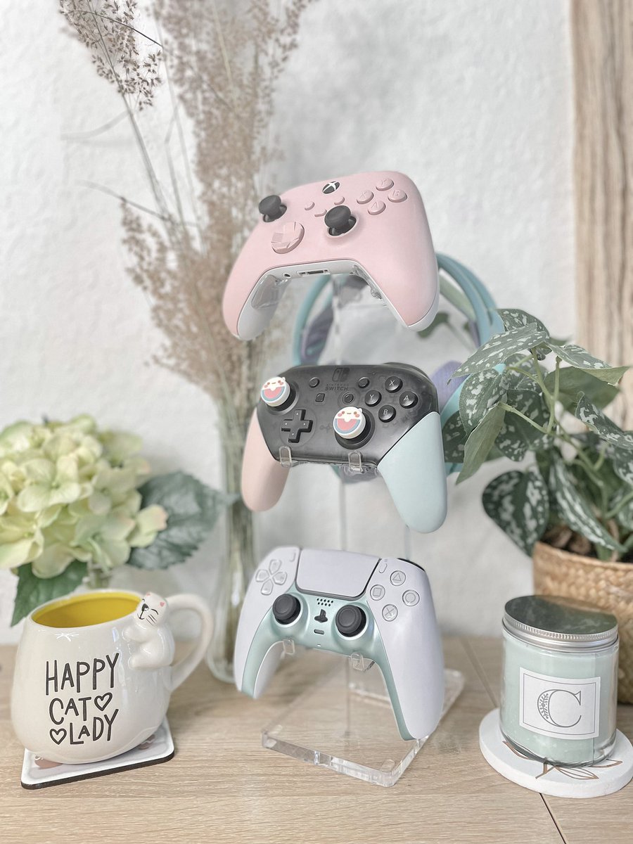 snugglygames's tweet image. It’s gorgeous out here in FL &amp;amp; my new controller colors (mods gifted by @ExtremeRate) are making me want Spring. Even if we haven’t seen Winter yet. Also my new mug was a X-mas present gifted by my mum. 🥺 

#PS5Controller #ControllerStand #ProController #XboxController #Xbox20