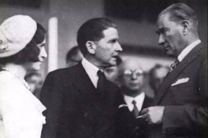 Atatürk ve Amerikalı Bizans tarihçisi Thomas Whittmore 8 Temmuz 1932'de 1. Tarih Kurultay'ı esnasında görüşüyor. Yüz ifadeleri çok ciddi. Çünkü önemli bir nedeni var. 

Whittmore, kitabında Türkler için barbar ifadesini kullanmıştı. Atatürk bunun nedenini soruyor... O an...