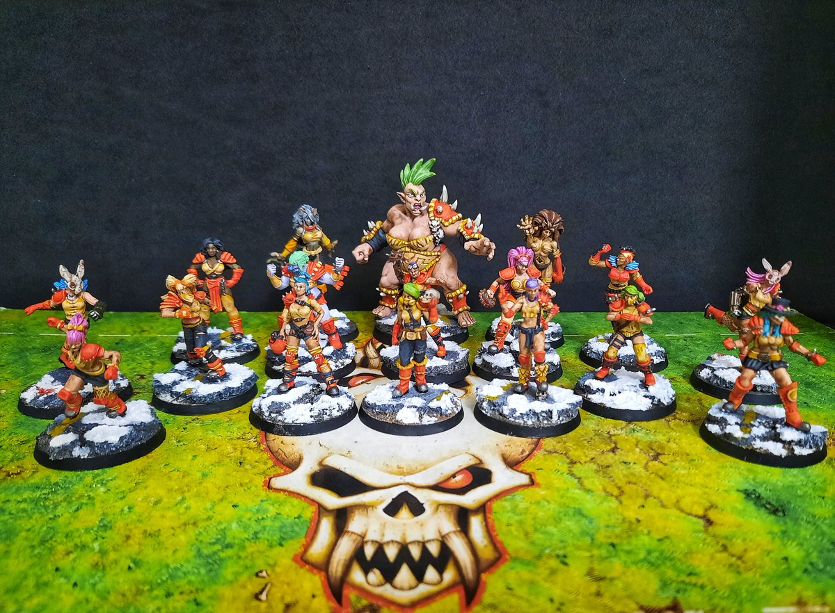 Equipo de amazonas/nordicas/humanas para #bloodbowl que por fin termino. La base del equipo son las Nuke Girls de <a href="/BbHungrytroll/">Hungry Troll miniatures</a> con un par de minis extra para poder usarlas como otros equipos #paint #miniaturepainting