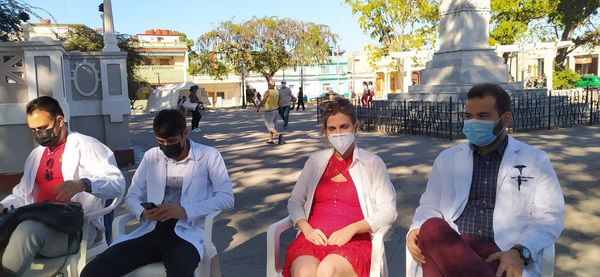 PerlavisionTV's tweet photo. En Festival de la Salud en #Cienfuegos cardiólogos disertan y comparten sus experiencias en trasplante. En la provincia 27 pacientes se han beneficiado con esa técnica y el territorio proporciona órganos como riñón, cornisa, óseos y médula #CienfuegosPorLaVida https://t.co/A07fRt5dMf