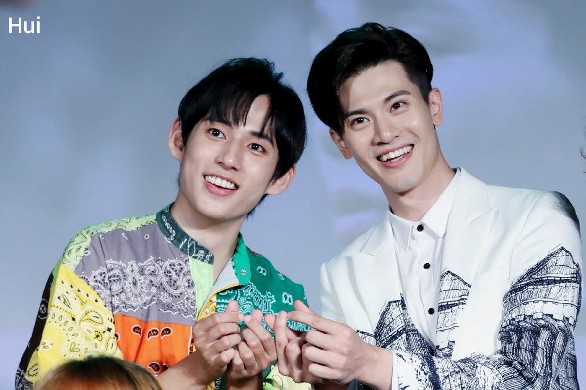 himxwari's tweet photo. Happy 31st Birthday to Jake Hsu and 32nd Birthday to Chris Wu! 🥰🎂💝✨
#HappyJakeHsuDay
#HappyChrisWuDay
#徐鈞浩 #吳承洋 https://t.co/UJ3wJlWD2o