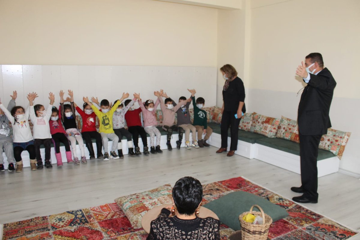 Müdürümüz Sayın Ercan Yıldız,Atatürk İlkokulunda, Masal Atölyesinde anasınıfı öğrencilerimiz ile bir araya gelerek onlara"aslan ile fare" masalını anlattı. Keyifli vakit geçiren öğrencilerimiz, masalın ana teması üzerine fikirler ürettiler.<a href="/tcmeb/">Millî Eğitim Bakanlığı</a> <a href="/tuncay_morkoc/">Tuncay Morkoç</a> <a href="/YLDZercan1957/">Ercan Yıldız🇹🇷</a>