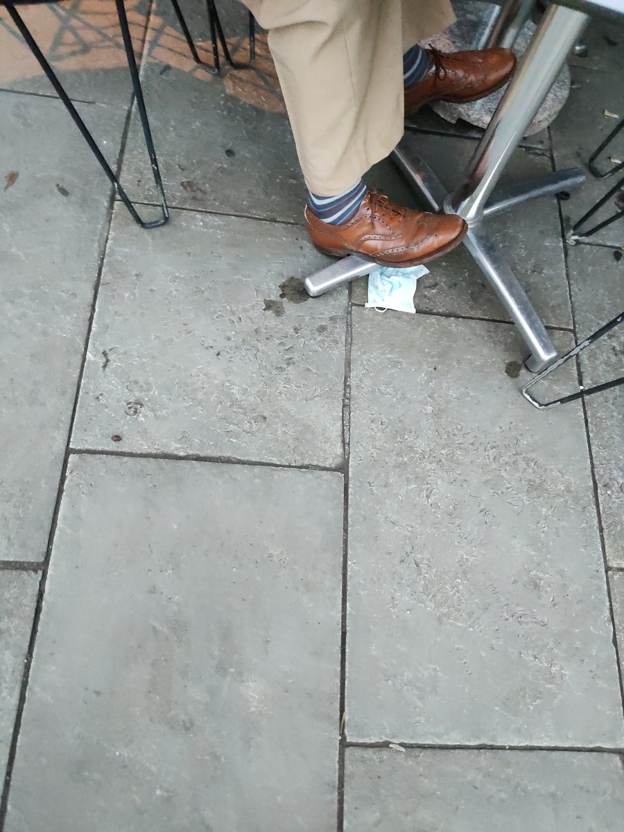 DiscardedMasks's tweet photo. This was a fabulous (and cheeky) walk by snapping.
#discardedmasks https://t.co/BacOpsFECU