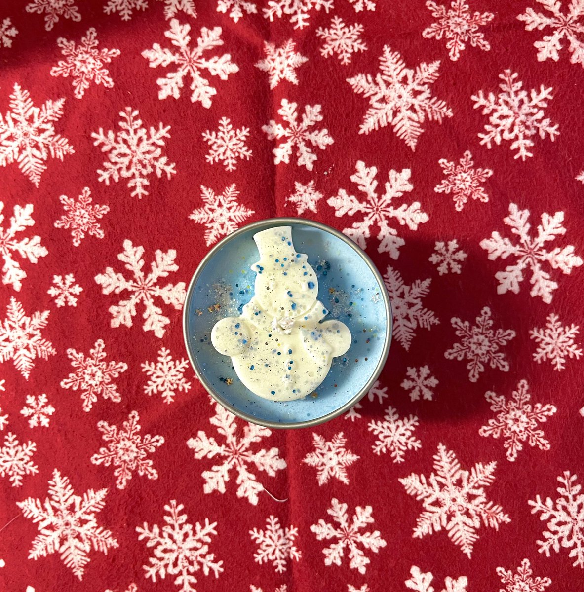 sunnyskys__'s tweet image. sugar cookies tin candle vs the “dessert” candle! ☃️💙🕯