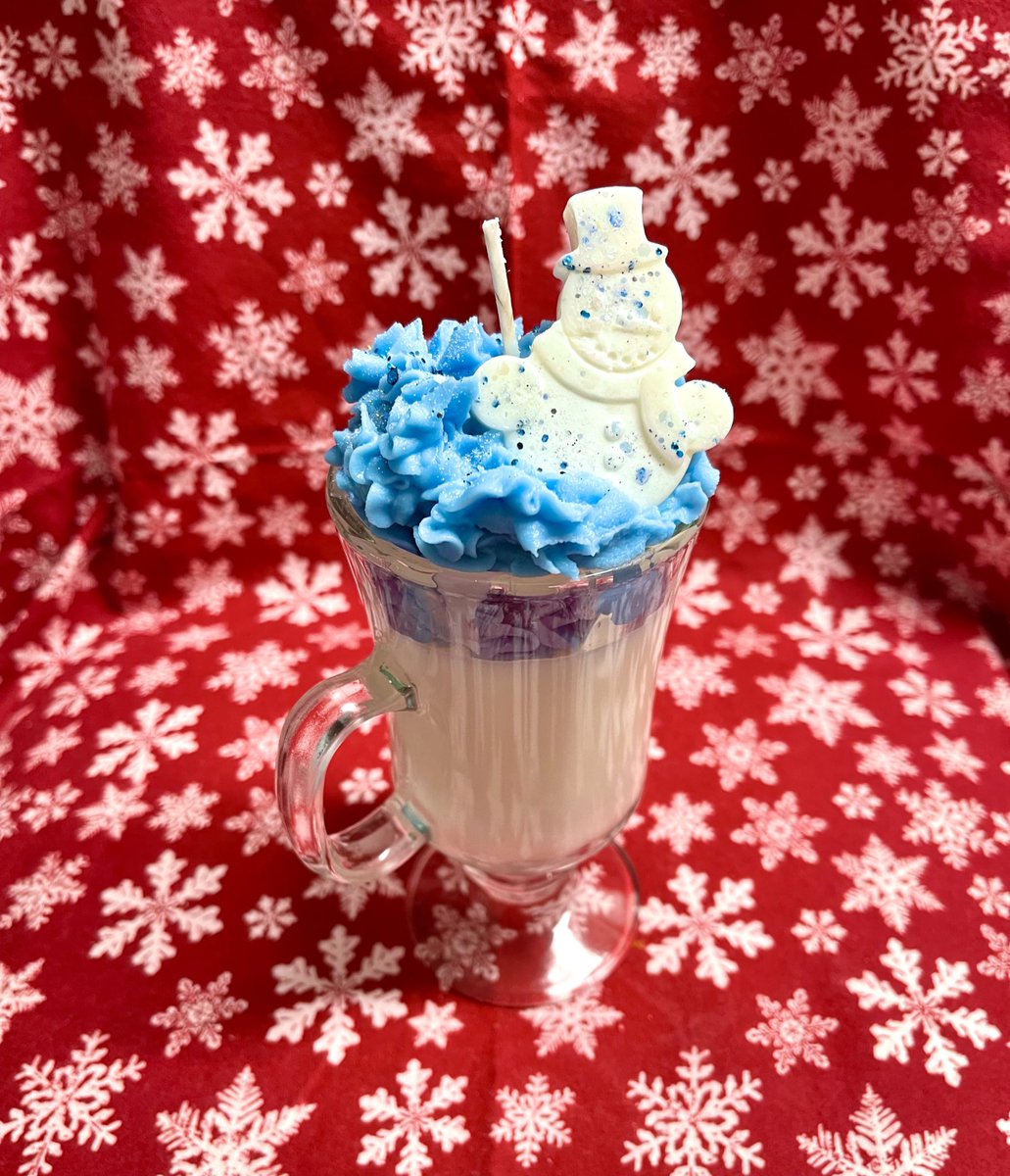 sunnyskys__'s tweet image. sugar cookies tin candle vs the “dessert” candle! ☃️💙🕯