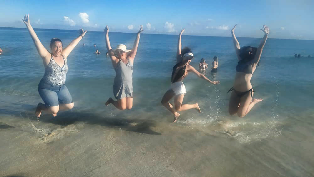 ce_havana's tweet photo. Fue emocionante luego de tanto tiempo de pandemia volvernos a reunir y también conocer en persona a los nuevos alephers de #CubanEngineer en estos especiales encuentros de juegos deportivos y playa que hicimos en estos últimos meses.
#Diciembre2021 #FelizAnoNuevo https://t.co/QqyitXsE3O