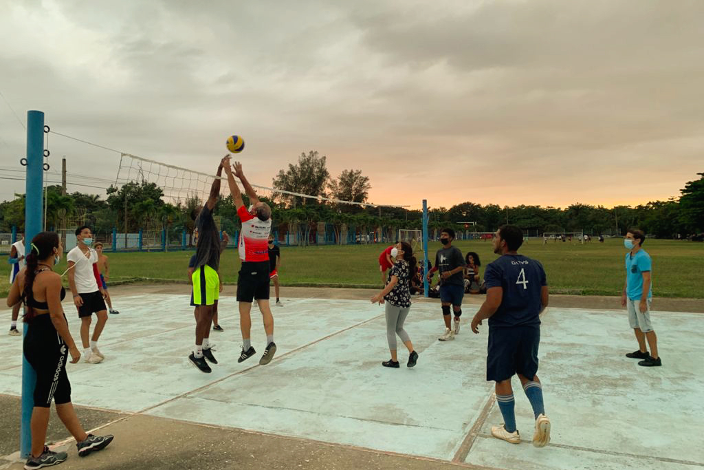 ce_havana's tweet photo. Fue emocionante luego de tanto tiempo de pandemia volvernos a reunir y también conocer en persona a los nuevos alephers de #CubanEngineer en estos especiales encuentros de juegos deportivos y playa que hicimos en estos últimos meses.
#Diciembre2021 #FelizAnoNuevo https://t.co/QqyitXsE3O