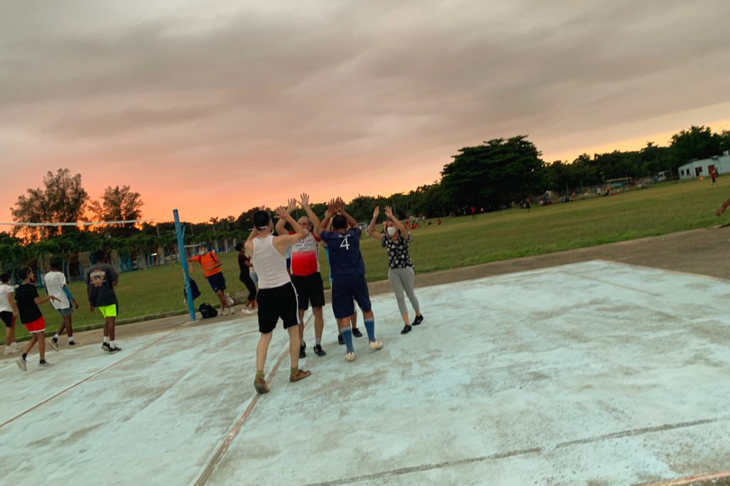 ce_havana's tweet photo. Fue emocionante luego de tanto tiempo de pandemia volvernos a reunir y también conocer en persona a los nuevos alephers de #CubanEngineer en estos especiales encuentros de juegos deportivos y playa que hicimos en estos últimos meses.
#Diciembre2021 #FelizAnoNuevo https://t.co/QqyitXsE3O
