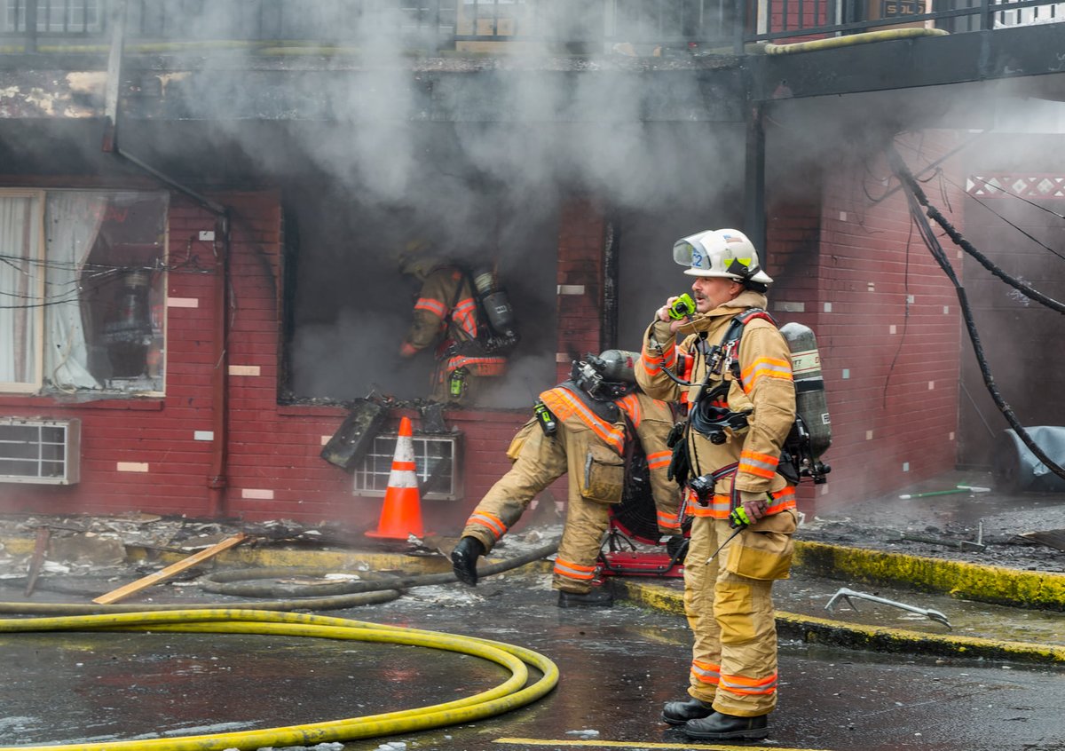 ctfirephoto's tweet photo. CFPA Oregon member Dennis Weis took in this two alarm fire in a motel in Portland, OR yesterday.

#structurefire #buildingfire #twoalarm #secondalarm

@PDXFire https://t.co/mXGfNSNqWO