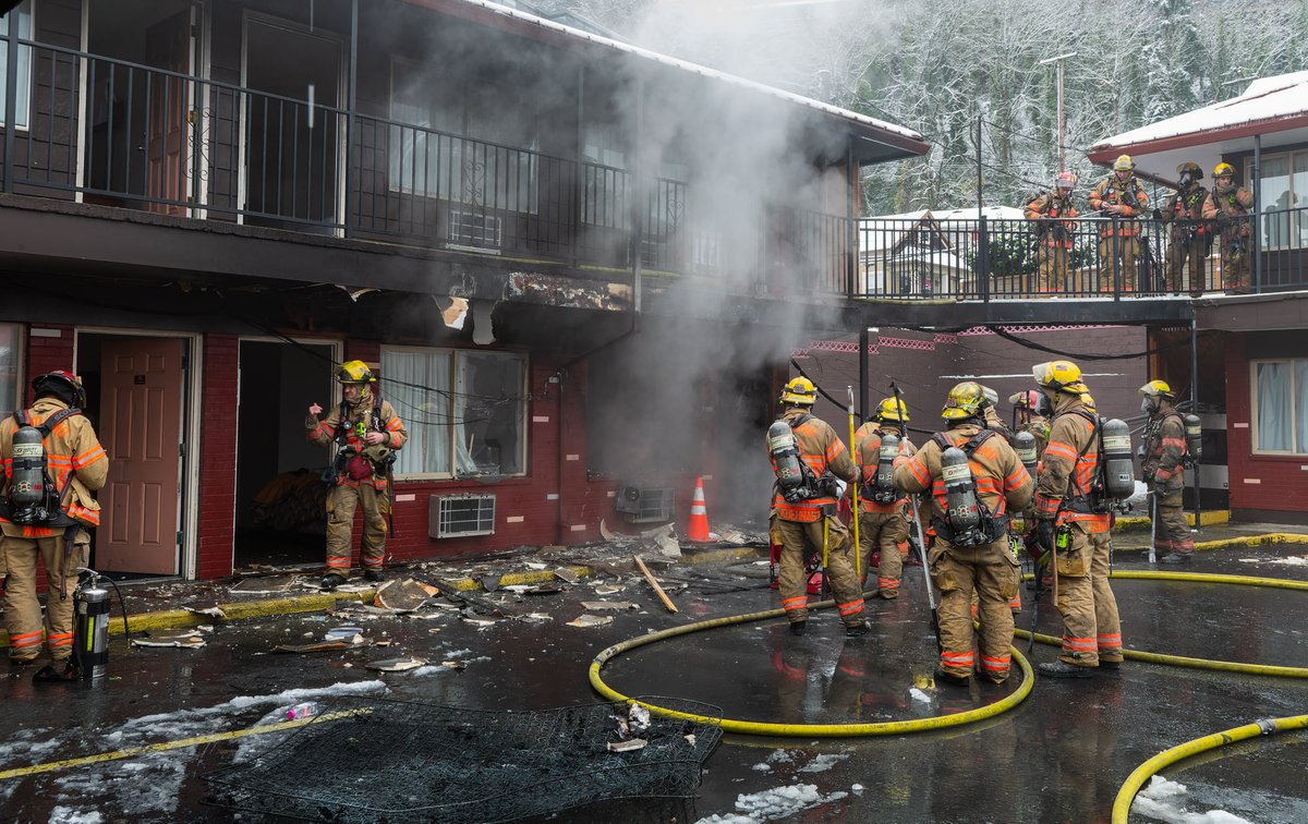 ctfirephoto's tweet photo. CFPA Oregon member Dennis Weis took in this two alarm fire in a motel in Portland, OR yesterday.

#structurefire #buildingfire #twoalarm #secondalarm

@PDXFire https://t.co/mXGfNSNqWO