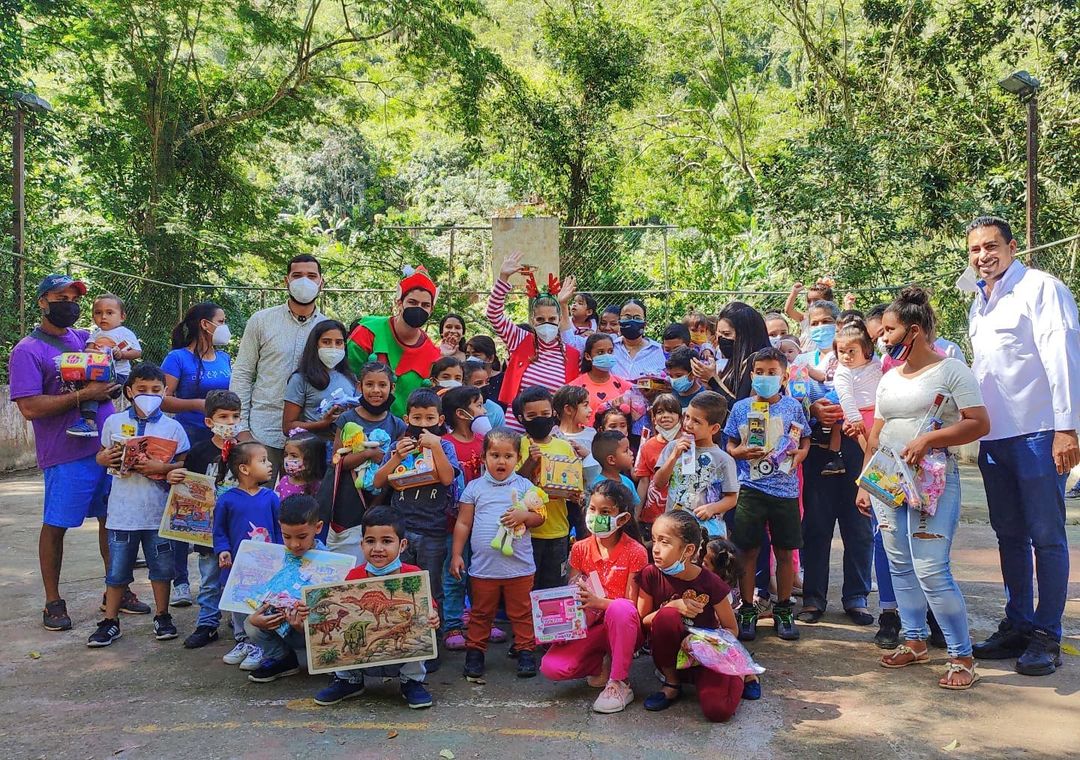 lafuerzavecinal's tweet photo. #29Dic | @Eliasayegh: "Desde nuestra querida comunidad de #Tusmare estuvimos dibujando sonrisas en los más pequeños de esta comunidad".
#ElHatillo #FuerzaVecinal ✊🇻🇪 https://t.co/ve0Wn2LezY