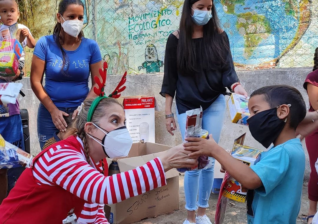 lafuerzavecinal's tweet photo. #29Dic | @Eliasayegh: "Desde nuestra querida comunidad de #Tusmare estuvimos dibujando sonrisas en los más pequeños de esta comunidad".
#ElHatillo #FuerzaVecinal ✊🇻🇪 https://t.co/ve0Wn2LezY