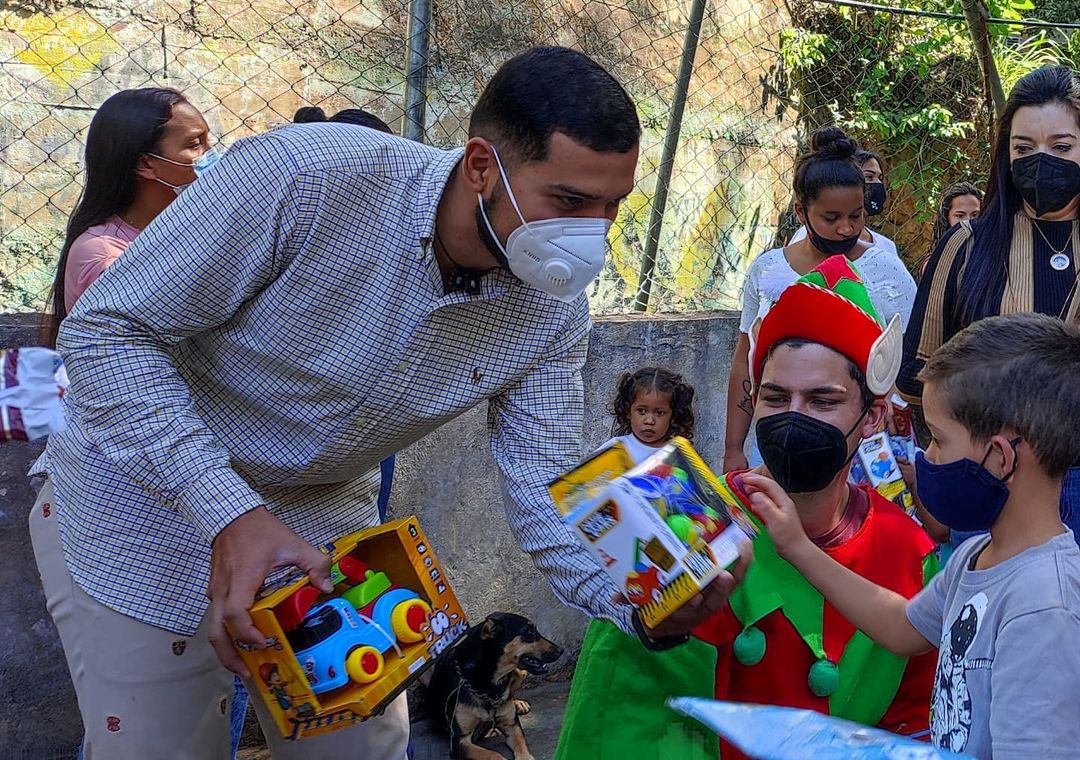 lafuerzavecinal's tweet photo. #29Dic | @Eliasayegh: "Desde nuestra querida comunidad de #Tusmare estuvimos dibujando sonrisas en los más pequeños de esta comunidad".
#ElHatillo #FuerzaVecinal ✊🇻🇪 https://t.co/ve0Wn2LezY