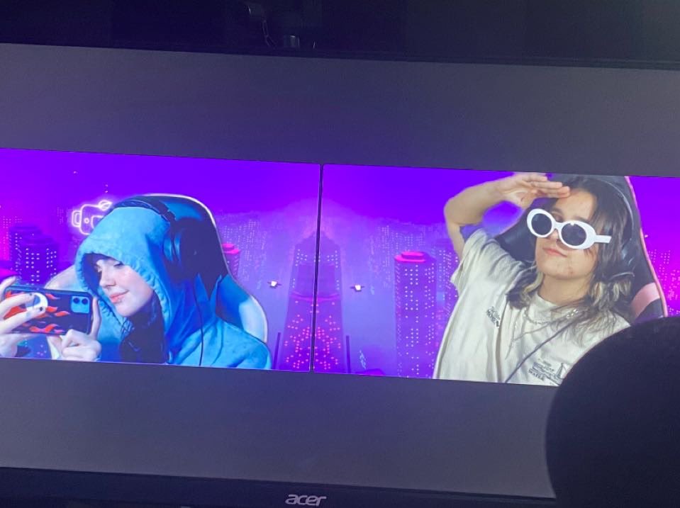 stephaniesrose_'s tweet photo. scuffed streamers #rubytwtselfieday https://t.co/5afCHiKpVt
