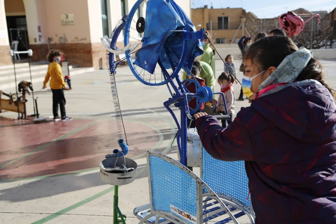 Alcover_Vila's tweet photo. [NADAL] 🔊🎊 Aquest dimecres 29 de desembre la pista de l'Escola ha acollit, durant tot el matí, la proposta " L'Animalada"!

➡️Una col·lecció de jocs de gran format, construïts amb material recuperat i reciclat, amb forma d'animals!🐵🐶🐸

#pinemovement @pin_alcover https://t.co/KK5xomvU5m