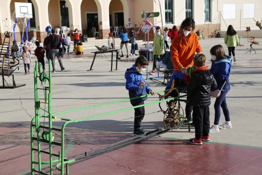 Alcover_Vila's tweet photo. [NADAL] 🔊🎊 Aquest dimecres 29 de desembre la pista de l'Escola ha acollit, durant tot el matí, la proposta " L'Animalada"!

➡️Una col·lecció de jocs de gran format, construïts amb material recuperat i reciclat, amb forma d'animals!🐵🐶🐸

#pinemovement @pin_alcover https://t.co/KK5xomvU5m
