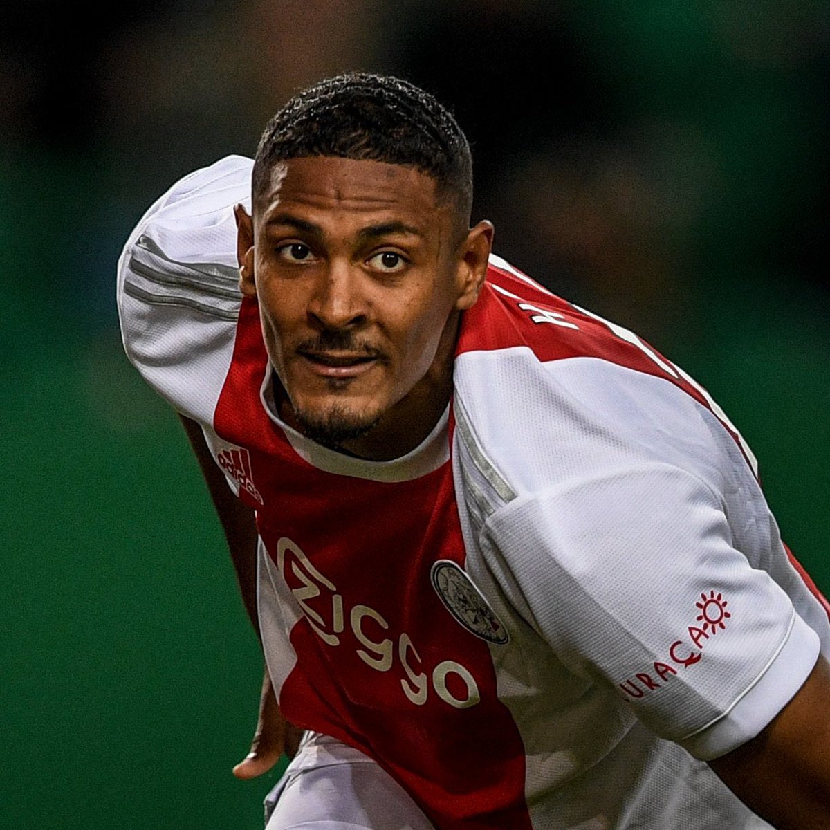 Repórter: “Você prefere ficar no clube em janeiro ou jogar a Copa Africana?”

Haller: “Essa pergunta mostra a falta de respeito que você tem pela África. Você faria essa pergunta a um jogador europeu antes da Euro? Claro que eu vou disputar a Copa Africana.”

🗞️ <a href="/DailyMirror/">The Mirror</a>