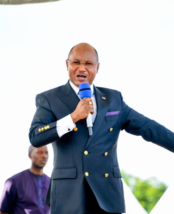 NtareHouse's tweet photo. #Burundi Dans sa prédication, le Premier Ministre Alain Guillaume Bunyoni s'est inspiré des saintes écritures de Mt20:29-34 et Heb2:1-4 pour exhorter les Burundais à renoncer à leurs mauvaises voies car le Seigneur veut que nous l'adorions en esprit et en vérité. #WarakozeMana https://t.co/UT0gZexbnh