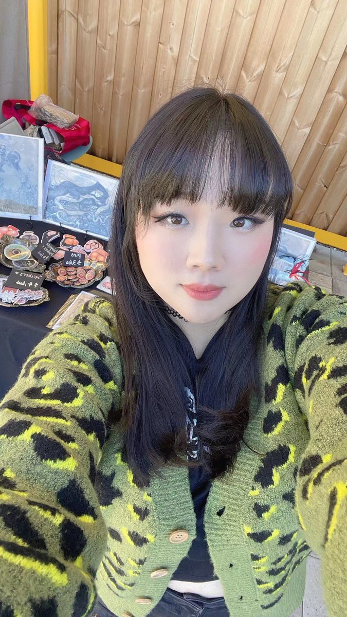 DrawWeiwei's tweet photo. My first vendor experience was so fun! Can't wait to do it again!💚🥰

You can also get my merch on: https://t.co/sIyLSXzFos ✨✨

#art #Artist #smallbusiness #etsy https://t.co/0VP259q4pb