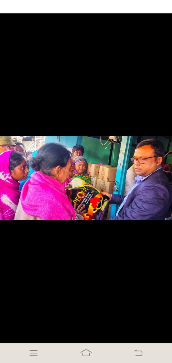 Sajia_Hussain_'s tweet photo. Yesterday All Assam Minorities Students Union (AAMSU) Visited us and distributed some clothes ,blankets and food materials to the victimed people..long live AAMSU
#KAAC_Misusing_Power https://t.co/fvxvRxWVxy