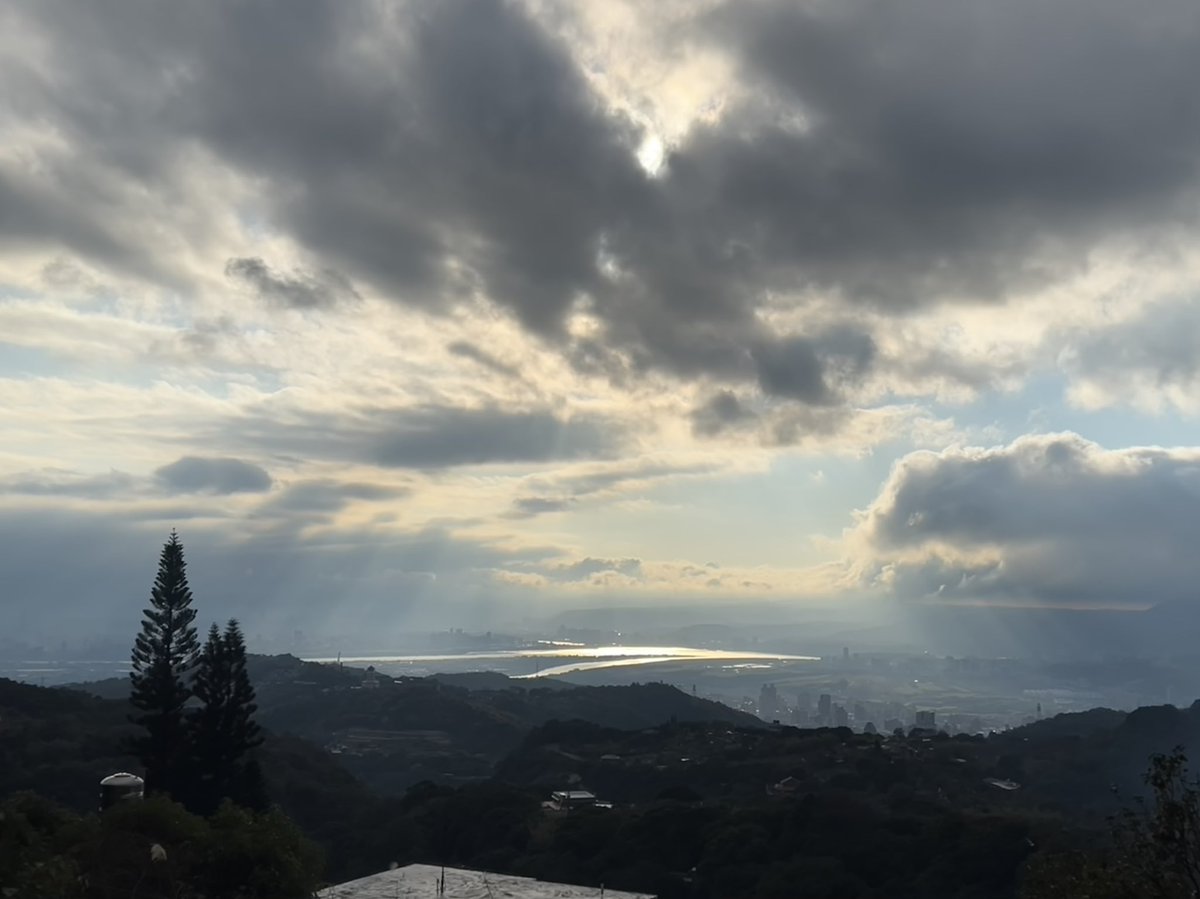 今天早上去擎天崗走走，原本想看牛的，結果霧太大啥也沒看到🤦🏻‍♀️
下山的時候才撥雲見日拍下這張🥰
晚上夜景超讚的❤️❤️ https://t.co/niecoOv8Rc