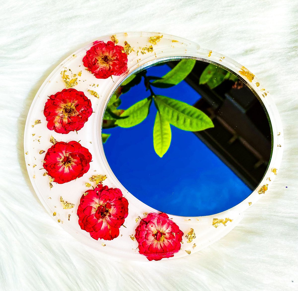 Heatherskiesss's tweet image. Milky Rosebud Crescent Moon Mirror Tray 🌹