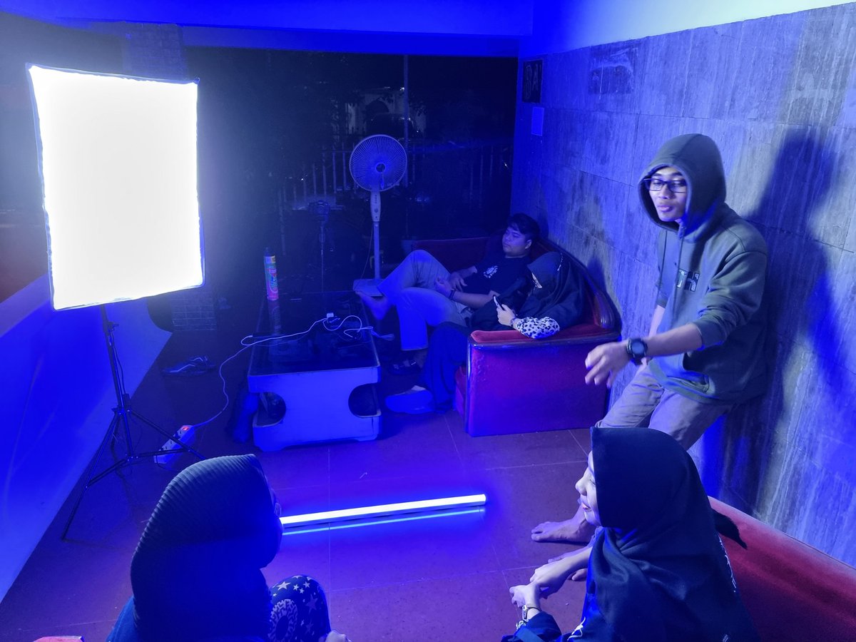 Tahun baru diisi main kembang api ❌️
Tahun baru diisi syuting ✅️

Tahun baruan sama LPM :