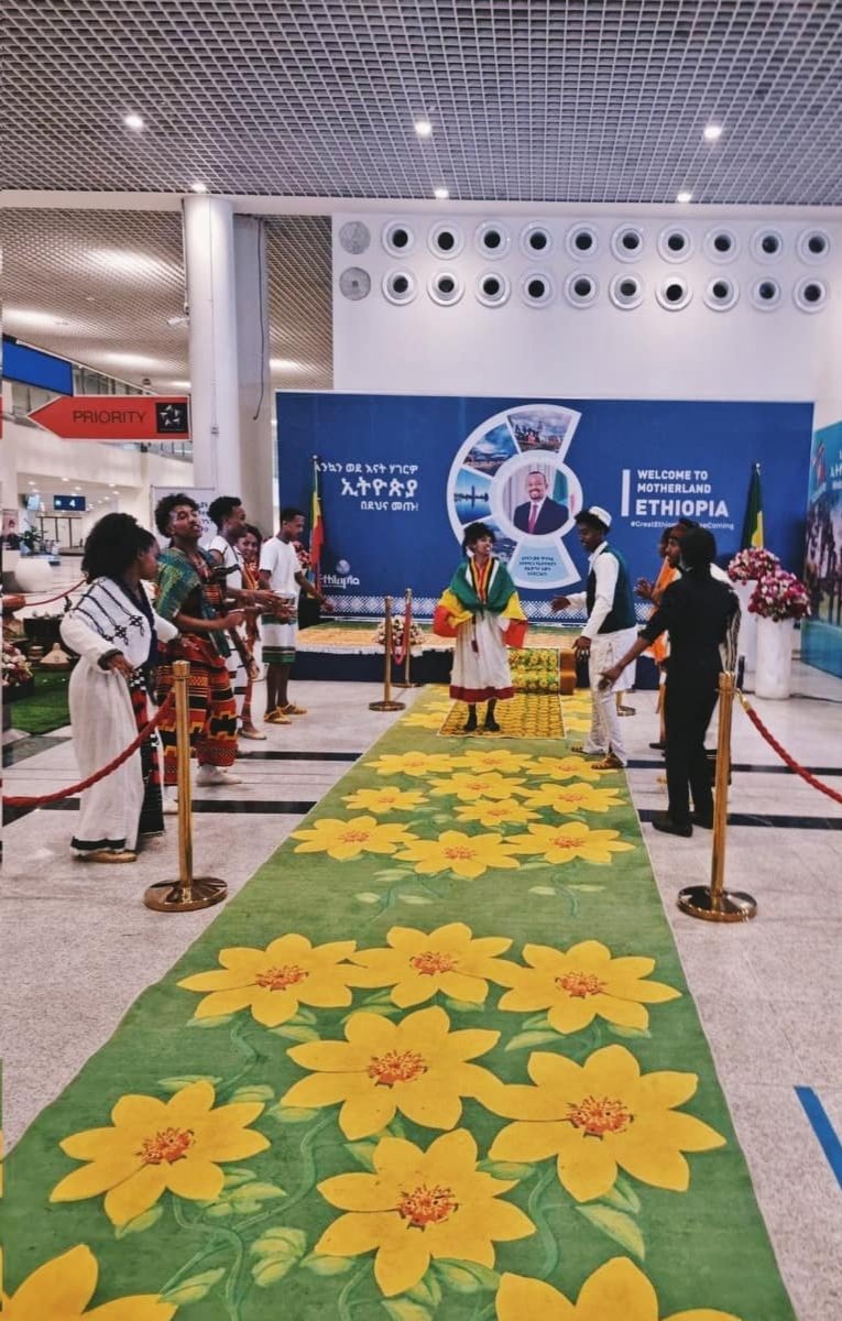 AKLILLCOMPANY's tweet photo. Welcoming the diaspora community with grace #AdeyCarpet
Welcome Home! #GreatEthiopianHomeComing
#Ethiopia
#NoMoreRedCarpet
#AdeyAbebaCarpet
📷 @Yonas_negussie https://t.co/eJ9IwCYUYf